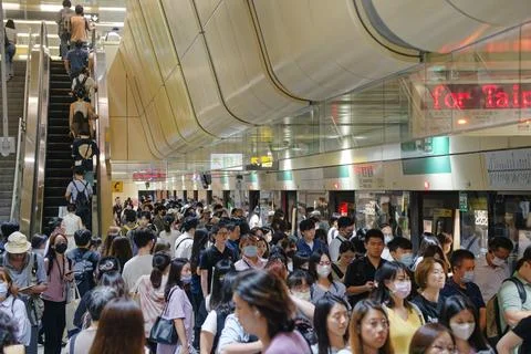 Horizontal View of Dense Crowds at Nanjing Fuxing MRT Station 写真素材