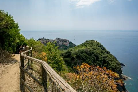 Horizontal View of the Path between Corniglia and Vernazza at Summer. 库存照片