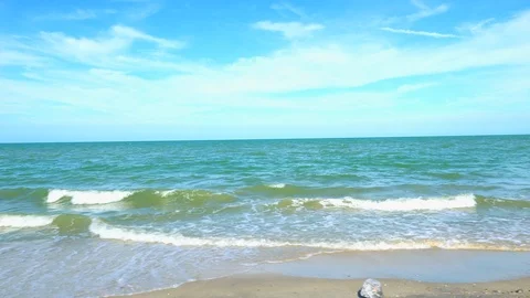 Horizontal view of tropical beach moving from left to right Vidéo 107673486