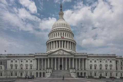 Horizontal view of the U.S. Capitol Building in Washington America under the blu Fotos de archivo