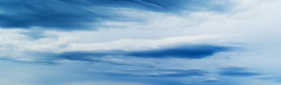 HORIZONTAL VIVID BLUE CLOUDSCAPE DRAMATIC CLOUDS BACKGROUND BACK Foto stock