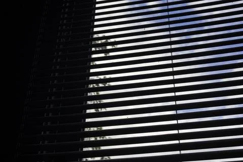 Horizontal Window Blinds With A View Of The Sky Stock-Fotos