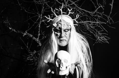 Horned Devil with skull - Ancient style. I got power in spell. Mysterious Stockfoto's