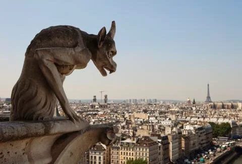 Horned gargoyle with eiffel tower Foto stock