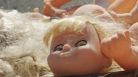 Horrible dolls heads Vídeo Stock 90784335