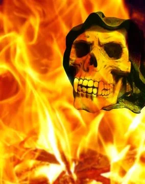 Horror skull with canine teeth on fire background Illustrazione stock