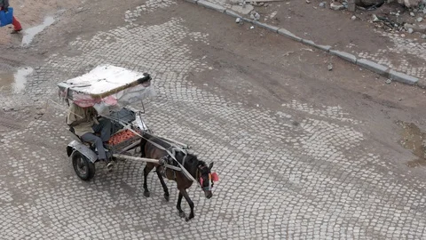 A horse pulls a cart through the streets of Dire Dawa, Ethiopia. Stock Footage 128594563