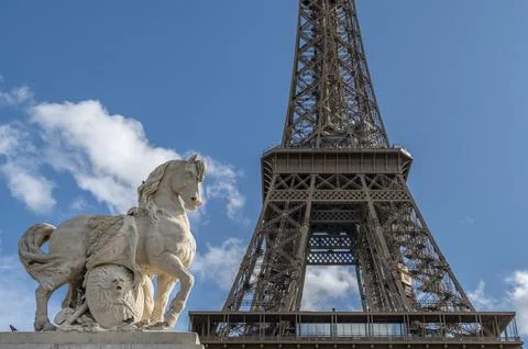 Horse statue with the central part of the Eiffel Tower next to it, Paris, France Foto stock