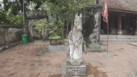 Horse statue located outside Hoa Lu temple Видео 290076219