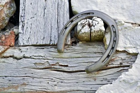 Horseshoe on a rustic wall Foto stock