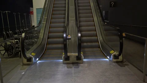 A Hospital Escalator Vídeos de archivo 122245271