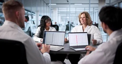 Hospital Team Using Computerized Coding For Medical Billing Administration On Foto stock