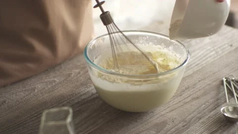 The hostess cook mixes flour with eggs with a whisk. Vídeo Stock 153045346
