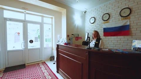 The hostess of the hotel, the administrator of the hotel, enter the hotel 库存影片 330201076