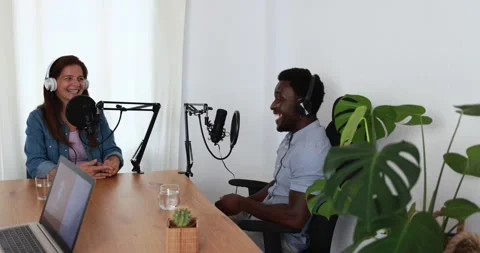 Hosts having podcast session together - Female speaker making an interview Vidéo 161637738