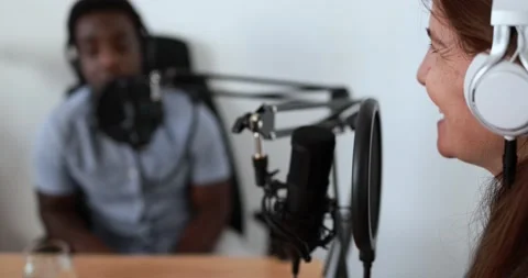 Hosts having podcast session together - Female speaker making an interview Vidéo 161637919
