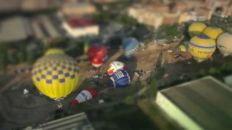 Hot air ballons shift and tilt Stock Footage 9187253