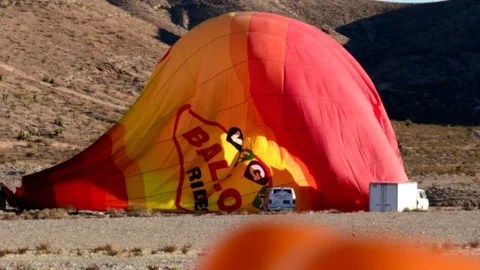 Hot air balloon deflating Vidéo 101142992