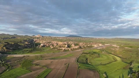 Hot Air Balloon Drifting Over Rocky Cliffs Toward Open Plains, Love Valley 스톡 동영상 336083841
