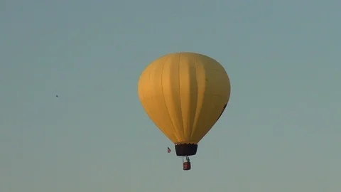 Hot air balloon floating Stock-Footage 109074545