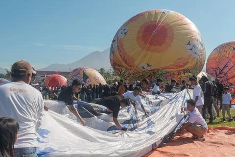 Hot Air Balloon Folding Process After Flight Foto stock