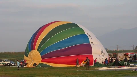 Hot air balloon inflating Video stock 74071227