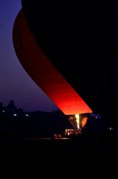 Hot air balloon rises over Luxor at dawn Foto stock