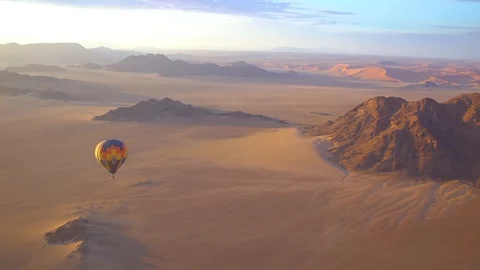 Hot air balloons fly in the Namib desert in Namibia. 库存影片 113688066
