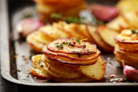 Hot Baked crispy potato stack with parmesan cheese and herbs Foto stock