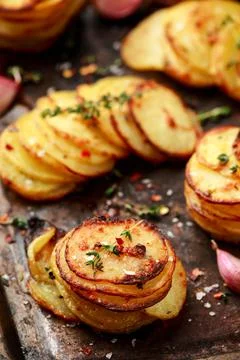 Hot Baked crispy potato stack with parmesan cheese and herbs Foto stock