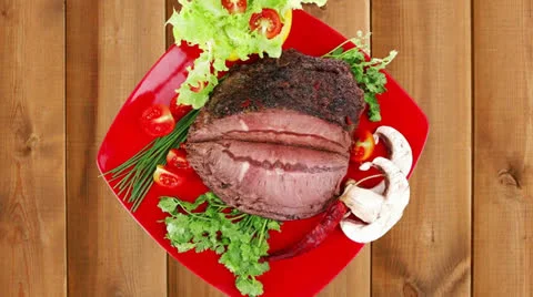Hot beef on red plate Vídeos de archivo 24417381
