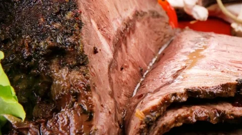 Hot beef on red plate Vídeos de archivo 51123893