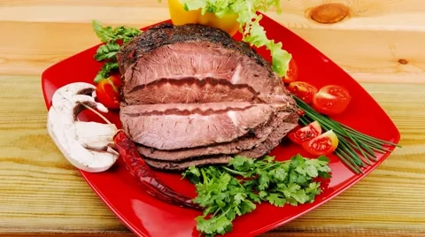 Hot beef on red plate Vídeos de archivo 58812096