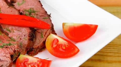 Hot beef on white plate Vídeos de archivo 23427463