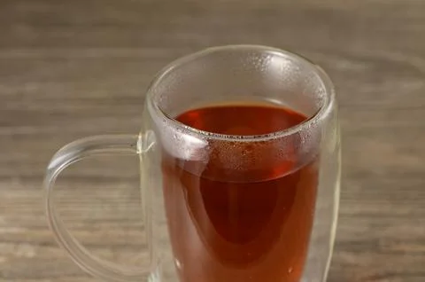 Hot Black Tea in Double Walled Glass Mug Closeup Foto stock