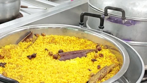 Hot chicken biryani or yellow spiced rice steaming inside a cooking pot. Vídeo Stock 344035903