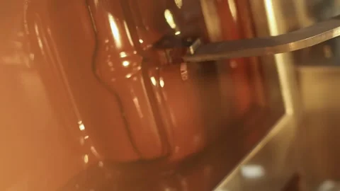 Hot chocolate machine Process of making chocolate confectionery vertical video Vidéo 252385795