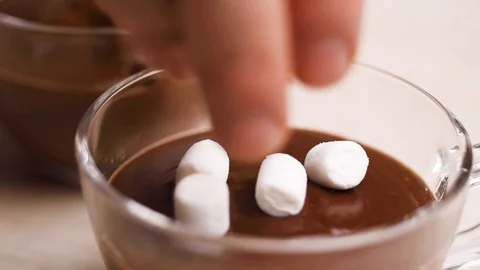 Hot Chocolate with Marshmallow. Falling marshmallows in Cup Hot beverage closeup Vidéo 126117946