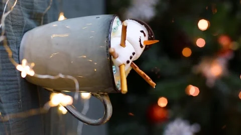 Hot chocolate mug with melted marshmallow snowman 库存影片 145474722