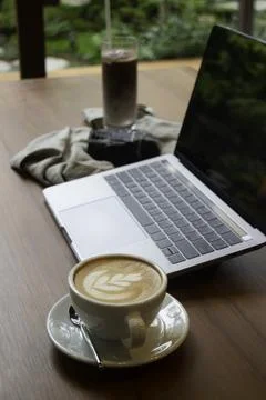 Hot coffee and iced coffee on wooden table 스톡 일러스트