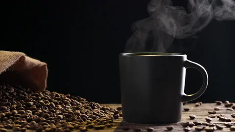 Hot coffee cup, coffee beans with beauty smoke, vintage coffee grinder Vídeo Stock 207437326