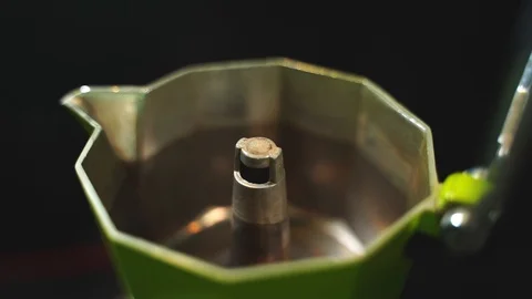 Hot coffee that flows out of the moka pot 動画素材 127623948