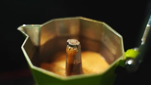 Hot coffee that flows out of the moka pot 動画素材 127623975