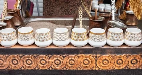 Hot coffee maker made in the sand. Coffee cups on the coffee shop display. Foto stock