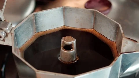 Hot coffee in an open moka. Видео 150184878