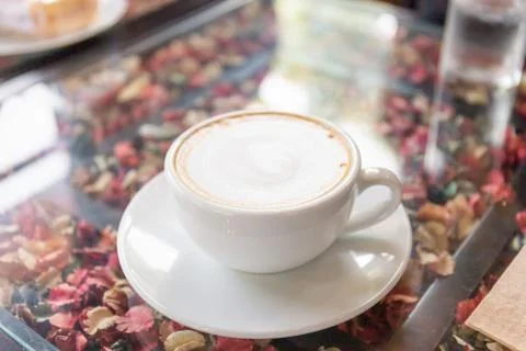 Hot coffee in white cup on the table 库存照片