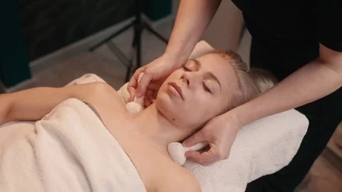 Hot compress massage with herbal sacks. Stock-Footage 343389952