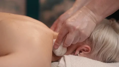 Hot Compress Neck Massage in Spa 動画素材 343391815
