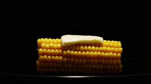 Hot corn. Slice of butter melting on sweetcorn cob. Timelapse. Video stock 142914813