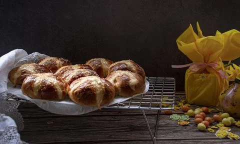 Hot  cross buns  in a  rustic  setting Foto stock
